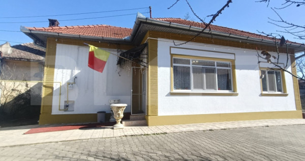 Casă &icirc;n Zona Centru | 77 mp utili | Teren 854 mp | Garaj |