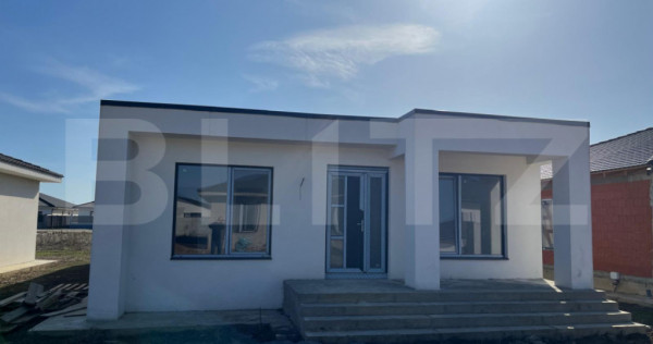 Casa individuala Santandrei cu gard imprejmuire din placi de