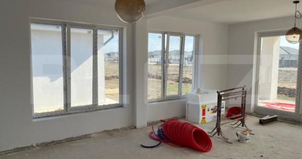 Casa individuala Santandrei cu gard imprejmuire din placi de