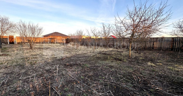 Teren 500 mp, &icirc;mprejmuit, curent și internet pe teren, ...