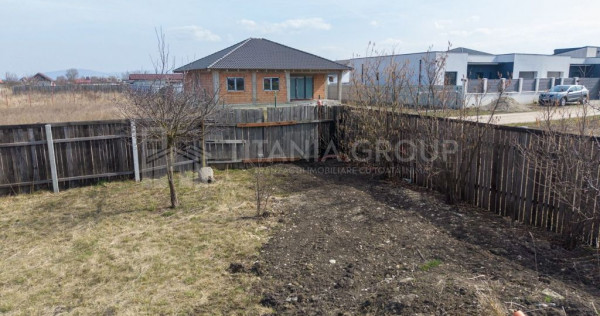 Teren 500 mp, &icirc;mprejmuit, curent și internet pe teren, ...