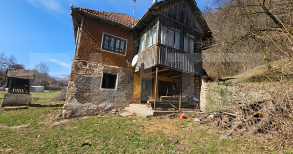 Casă cu teren generos 6.820 mp, l&acirc;ngă pădure și r&acirc;u ??