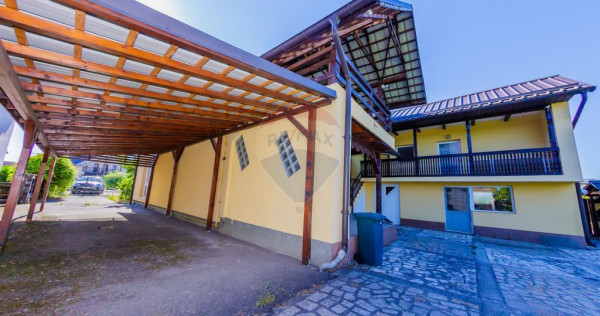 Casă cu 7 camere, 10 ari de v&acirc;nzare la drumul principal...