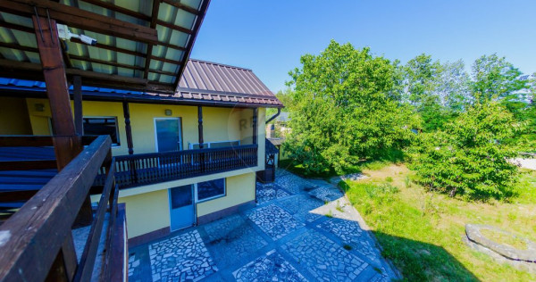 Casă cu 7 camere, 10 ari de v&acirc;nzare la drumul principal...