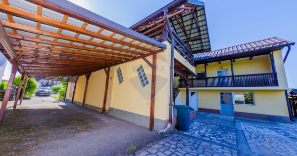 Casă cu 7 camere, 10 ari de v&acirc;nzare la drumul principal...