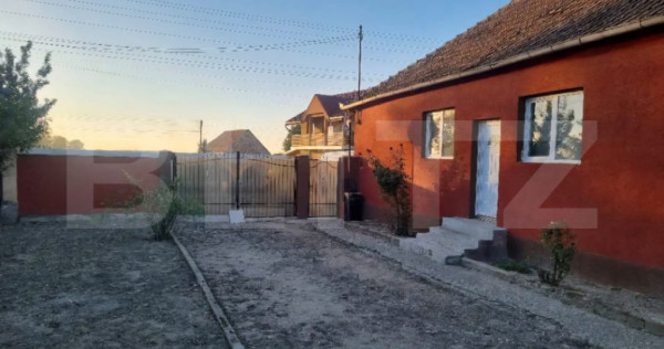 Casă cu 2 camere, renovată, teren generos &ndash; liniște la