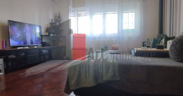 Apartament cu trei camere de vanzare-Piata Victoriei