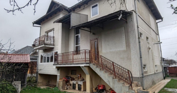 Casă spațioasă cu teren generos, aproape de centrul oraș