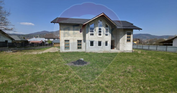 Teren intravilan + casă la roșu de v&acirc;nzare &ndash; Vădure...