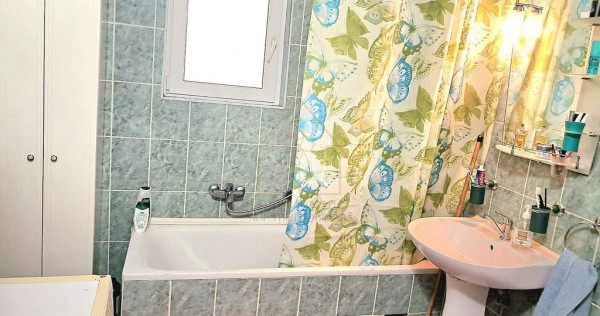 Vind apartament 3 camere zona Plopilor.