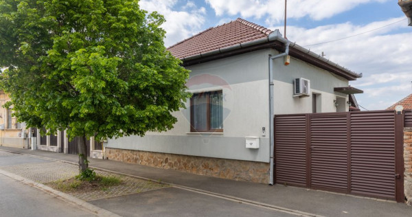 Casă cu 5 camere de v&acirc;nzare - Aradul Nou