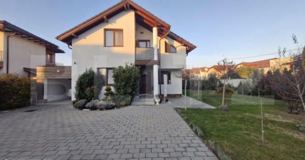 Casă Individuală Modernă cu Panouri Solare, Intrare Separ