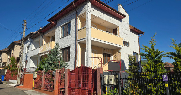Vand casa in Deva, zona centrala, D+P+E, de caramida din anul 1990