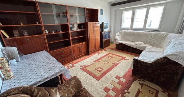 Apartament cu 3 camere de , zona Ceasul Rau.