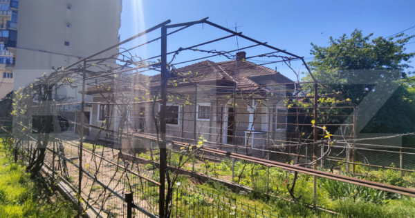 Casă cu grădină, garaj și livadă, 148 mp, zona Centru