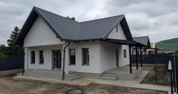 V&acirc;nd casa la cheie &icirc;n Hemeius - Parc Dendrologic