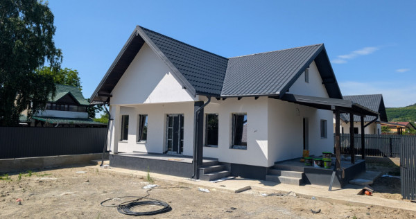 V&acirc;nd casa la cheie &icirc;n Hemeius - Parc Dendrologic