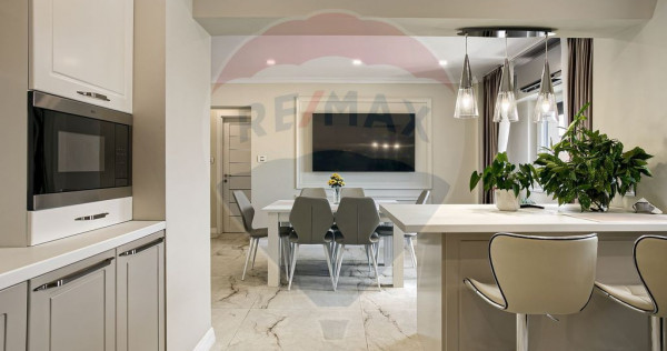 Apartament spectaculos de vanzare: 4 camere, 2 băi, zona...