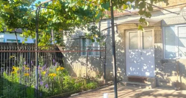 Casă cu 5 camere + anexe, mobilată, 400 mp teren &ndash; Sat Bălăneasa