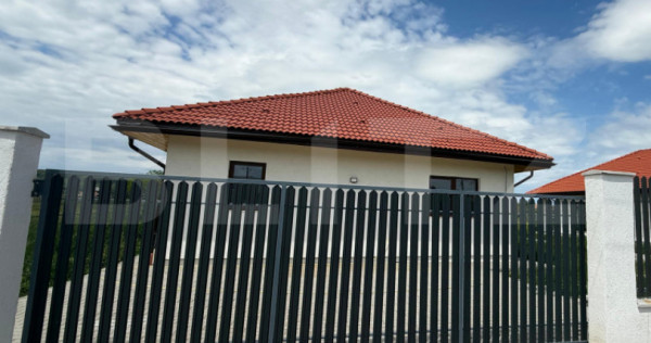 Casa finisată, pe un nivel, 4 camere, 114 mp, 750 mp teren,