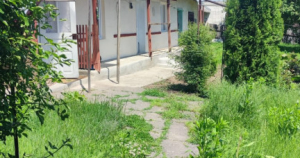 Casă bătr&acirc;nească &icirc;n Davideni &ndash; curte generoasă de 2.
