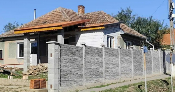 Casă cu teren &icirc;n Crestur