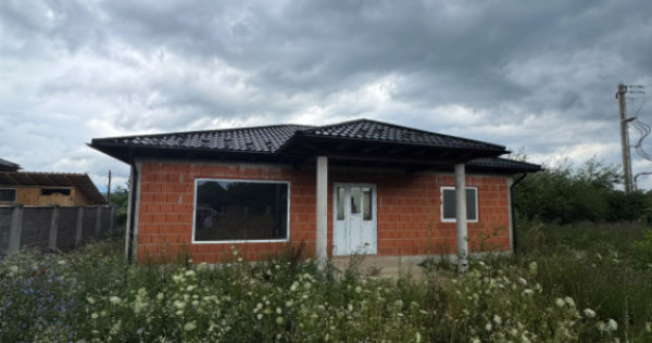 Casă la roșu, 132 mp utili, 5,6 ari, zonă Săcălășeni