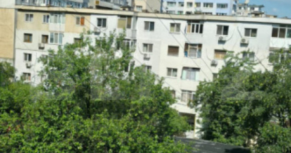 Apartament cu 3 camere, 90 mp, an 1983, zona Caraiman