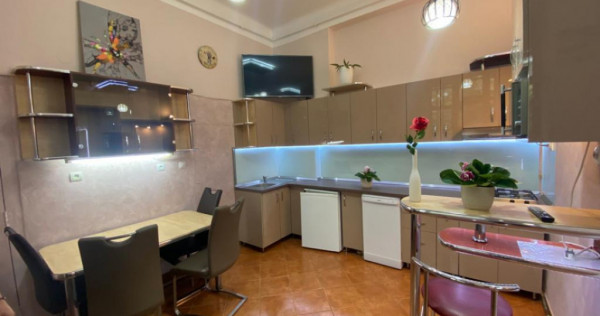 Apartament la casa 3 camere semidecomandat, zona centrala