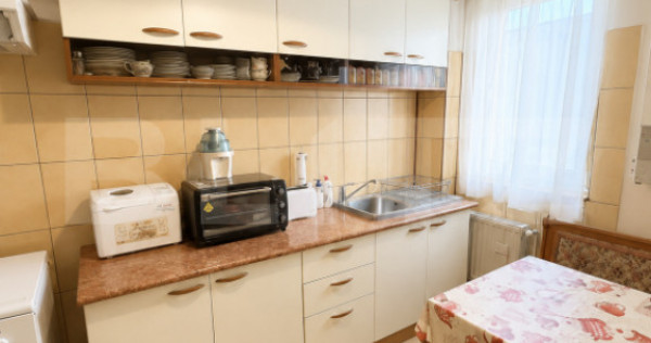 Apartament 3 camere, loc de parcare, etaj intermediar, Astra