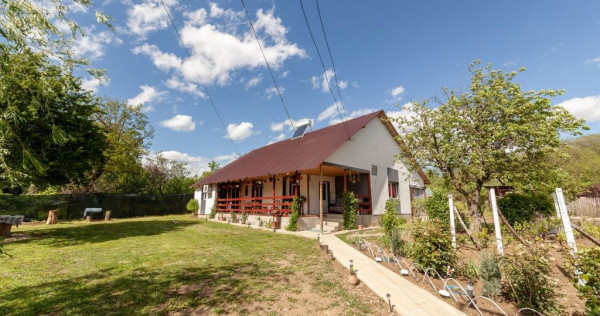 Casă renovată 2022, 3 camere, 1034 mp teren, &icirc;ncălzir...
