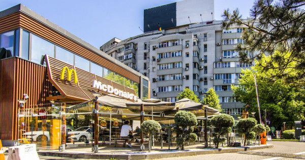 Dristor 3 camere l&acirc;ngă McDonald&rsquo;s, 2 băi cu geam, de...