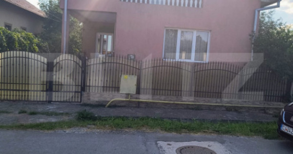 Casa mare de vanzare in centrul localitatii Cuzdrioara