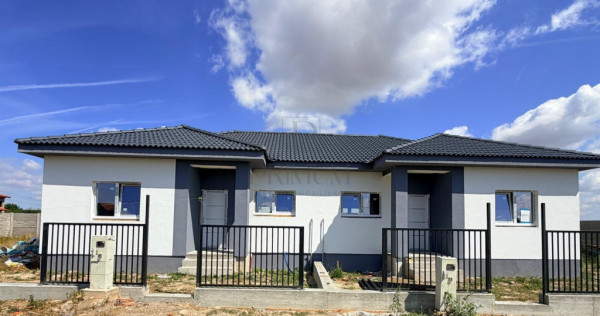 Duplex pe plan - asfalt - canalizare - personalizare interio