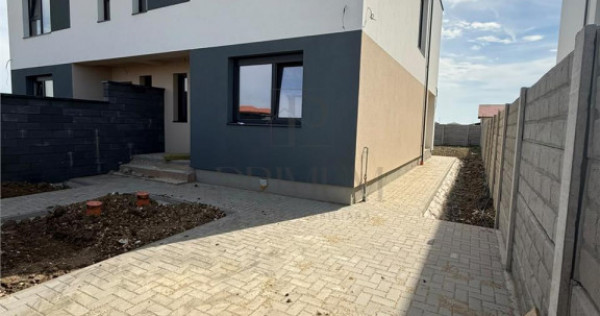 Duplex modern cu 3 dormitoare #537;i 3 b#259;i, #238;n spate