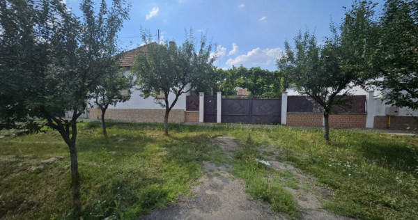 Casa individuala 5 camere de vanzare, zona centrala Sagu, Ar