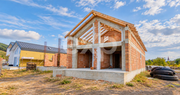 Casă P+E &icirc;n S&acirc;npetru, aproape de Dealul Lempeș 166 mp ut