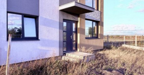 Casa tip triplex cu 2 camere de vanzare in Sanandrei