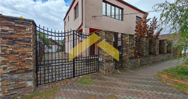 Casa cu etaj la cheie de in Chisineu Cris