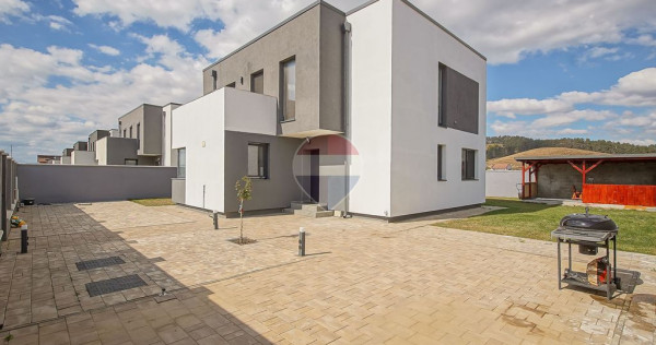 Casă cu 4 camere și teren de 500 mp, &icirc;n S&acirc;npetru &ndash; zona Lempeș