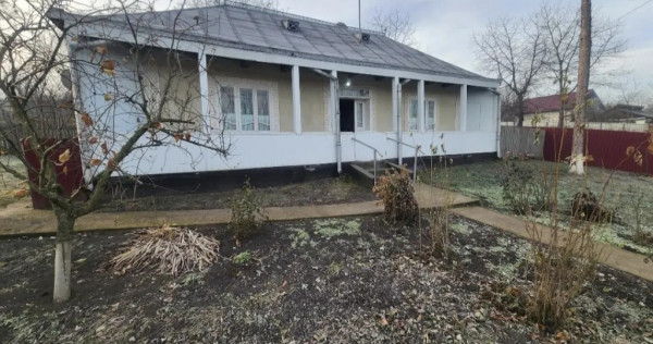 Vand casa cu pamant