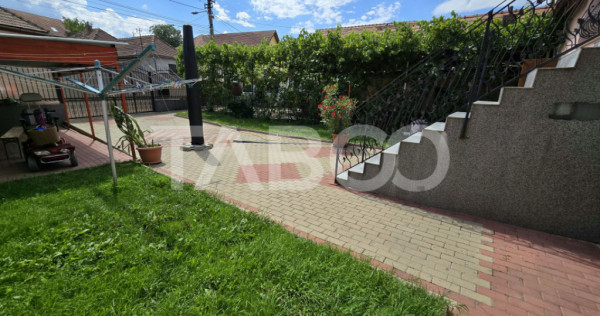 Casa individuala de vanzare teren 457 mp garaj Trei Stejari