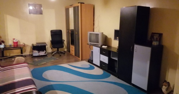 Traian, spre gara, 2 camere, decom., etaj 1