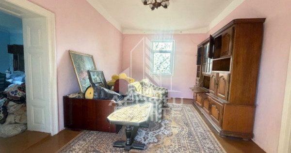 Casa batraneasca cu teren de 3022 mp, in Carani