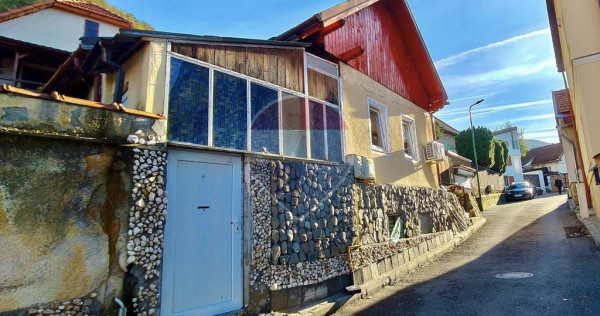 Casă / Vilă cu 3 camere de v&acirc;nzare &icirc;n zona Schei