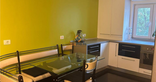 Decomandat cu 3 Camere / 2 Bai Etaj 2 Zona Lunei