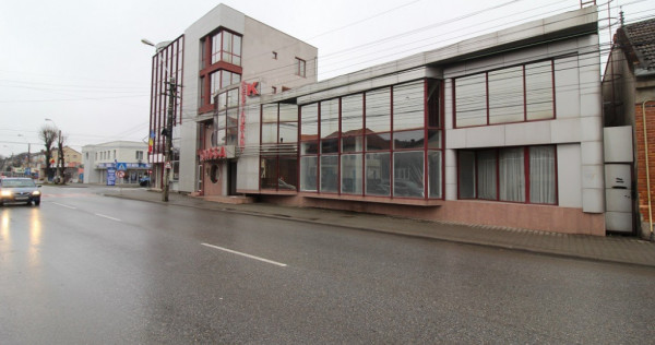 Clădire/birouri/spațiu comercial/restaurant în Hunedoara