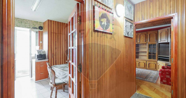 Apartament cu 4 camere de vânzare în zona Nufarul