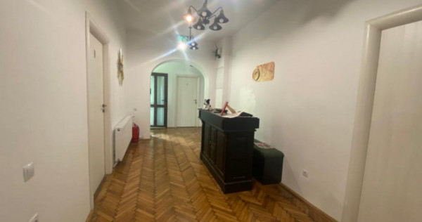 Casa 5 camere decomandate, zona Centru