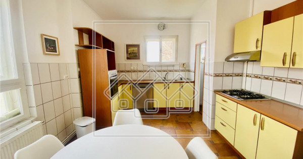 Apartament spatios, 4 camere, 2 bai, zona Parcul Sub Arini